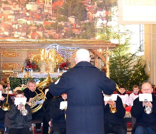 Koncert kolęd w wykonaniu Orkiestry Parafialnej w Mikstacie-43291