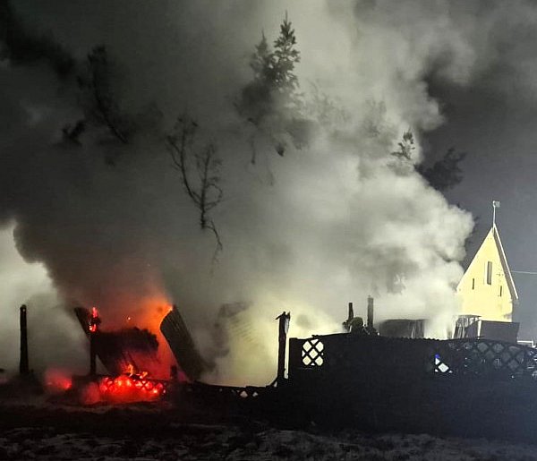 Pożar garażu i wiaty w Pisarzowicach, zagrożenie w markecie w Ostrzeszowie-43354