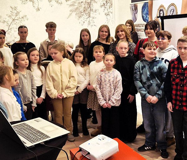 KRASZEWICE: Wystawa prac ceramicznych uczestników projektu ,,Patriotki z pasją’’