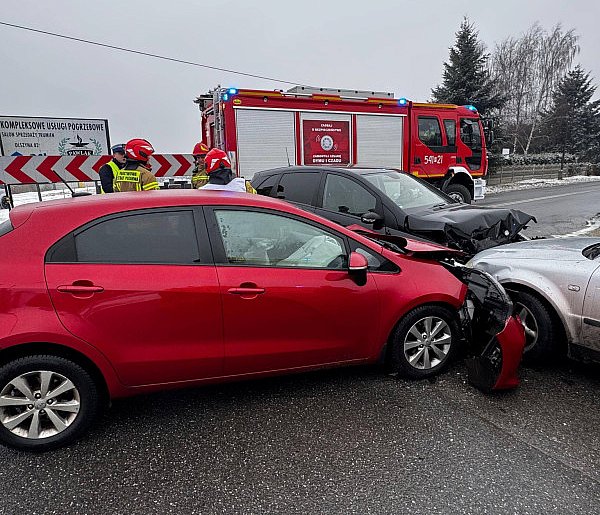 W Rojowie zderzyły się 3 samochody. Sprawca miał blisko 2 promile alkoholu