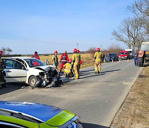 W Komorowie ciągnik rolniczy z naczepą zderzył się z Citroenem