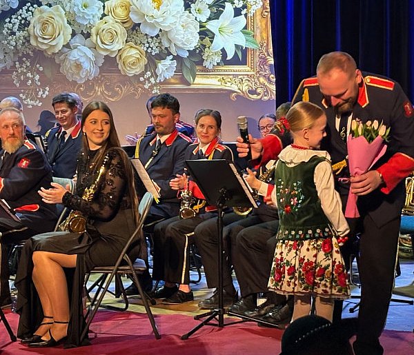 OSTRZESZÓW: Miejska Orkiestra Dęta zagrała dla wszystkich Pań