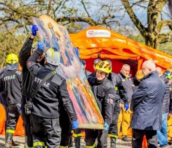 Z kościoła w Kotłowie strażacy ewakuowali obraz Matki Boskiej