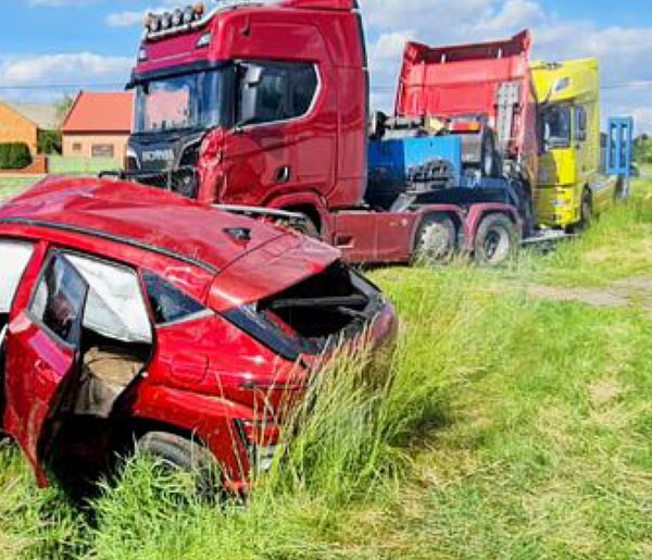 Zderzenie dwóch samochodów w Giżycach. Jedna osoba przewieziona do szpitala