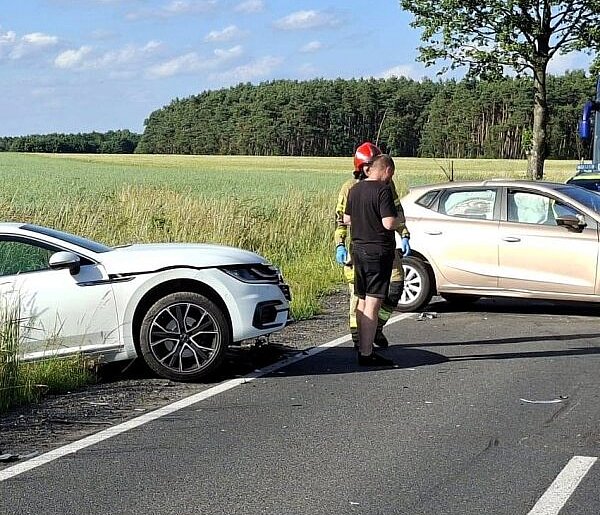 Czołowe zderzenie Seata z Audi w Bukownicy