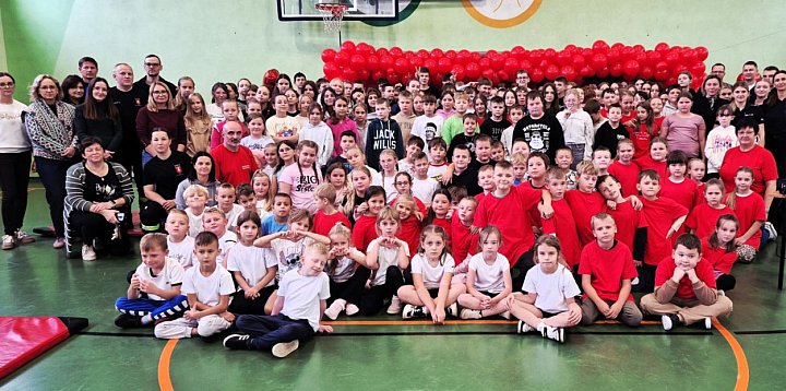W Siedlikowie 200 osób przystąpiło do bicia rekordu-42402