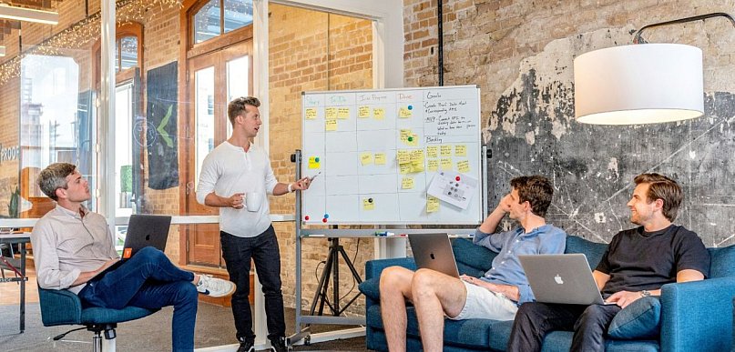 Jak agencja reklamowa może pomóc w budowaniu silnej marki?