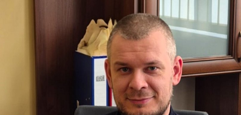 76-latka czołgała się po chodniku. Pomógł policjant