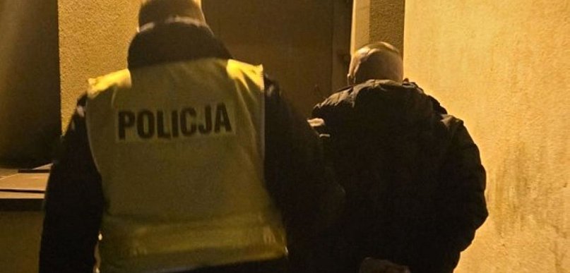 Włożył do kieszeni policjanta banknot. Został zatrzymany