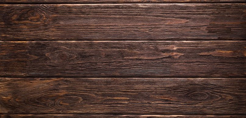 Naturalne stare drewno i deski na wymiar do spójnych aranżacji