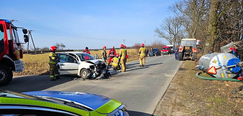 W Komorowie ciągnik rolniczy z naczepą zderzył się z Citroenem