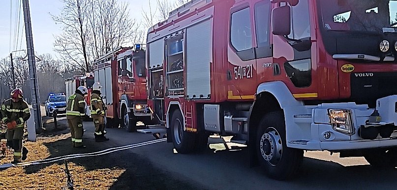 Pijany 45-latek rozlał na terenie posesji benzynę. Groził, że spali dom