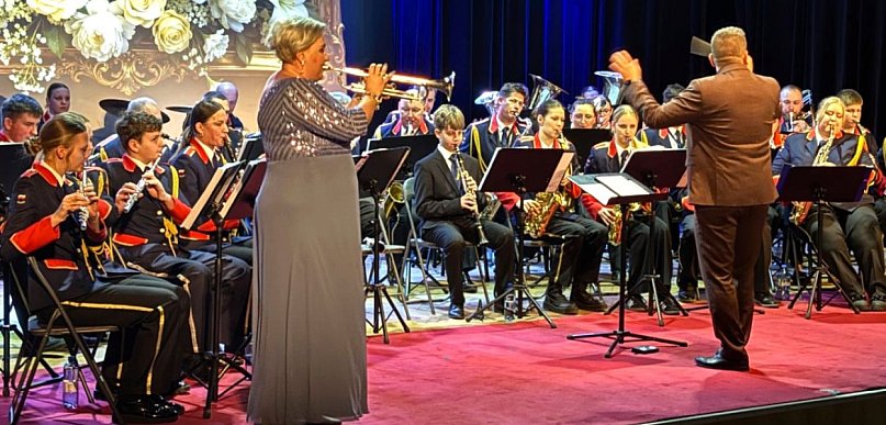 OSTRZESZÓW: Miejska Orkiestra Dęta zagrała dla wszystkich Pań