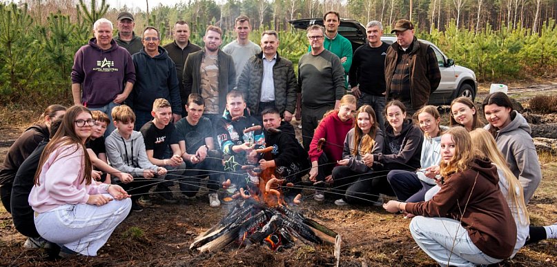 Uczniowie Szkoły Podstawowej w Czajkowie sadzili las