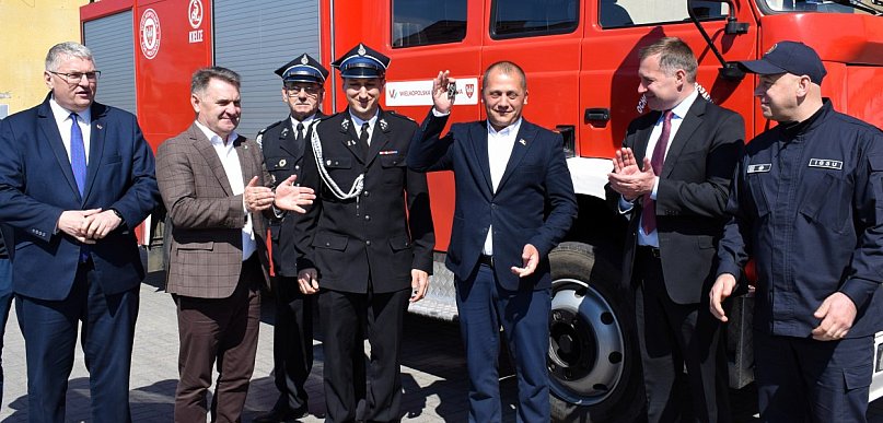 OSP w Czajkowie przekazała gminie Leuseni w Mołdawii samochód strażacki