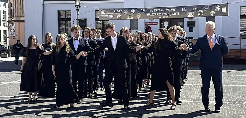 Tegoroczni maturzyści zatańczyli na ostrzeszowskim rynku poloneza!