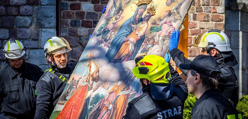 Z kościoła w Kotłowie strażacy ewakuowali obraz Matki Boskiej