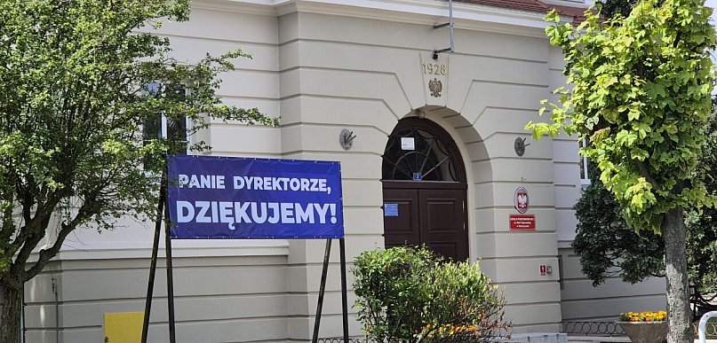 Nauczyciele SP Nr 2 żegnają swojego dyrektora, który przechodzi na emeryturę