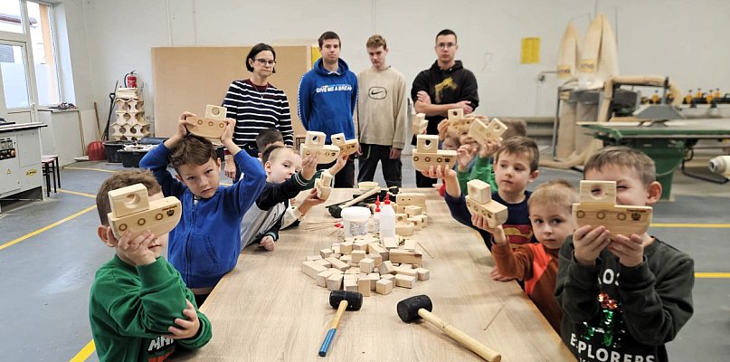 Przedszkolaki na warsztatach fryzjerskich i stolarskich w ZS Nr 1 - 42644