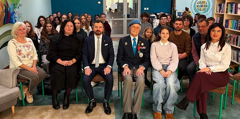 Wyjątkowe spotkanie ze świadkiem historii w szkole w Grabowie - 42821