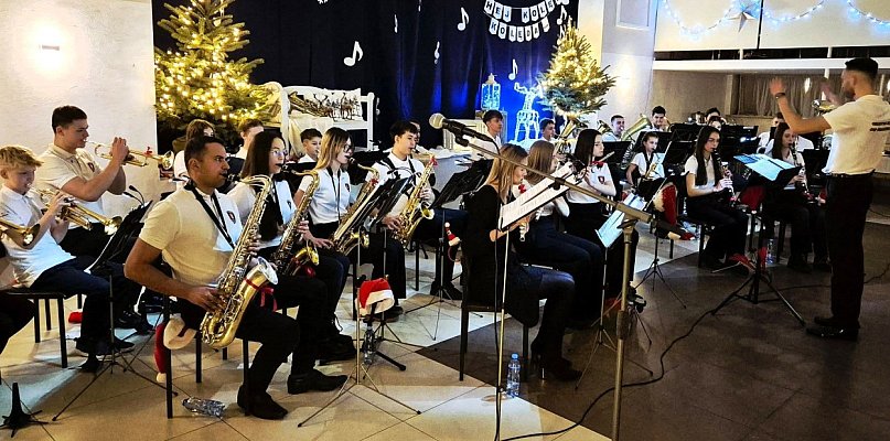Orkiestrowy Koncert Świąteczny. Orkiestra Dęta z Kraszewic zauroczyła publiczność - 43324