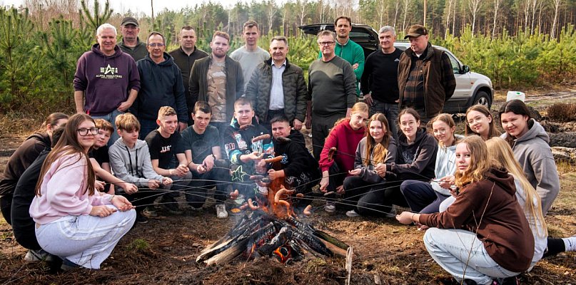 Uczniowie Szkoły Podstawowej w Czajkowie sadzili las