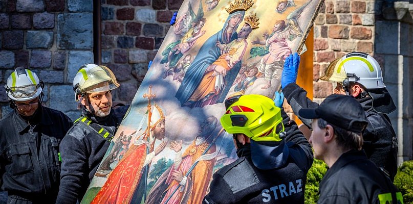 Z kościoła w Kotłowie strażacy ewakuowali obraz Matki Boskiej