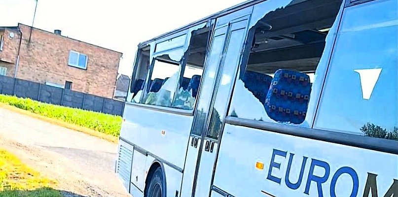 Autobus, którym jechali do szkoły miał powybijane szyby i urwane lusterko
