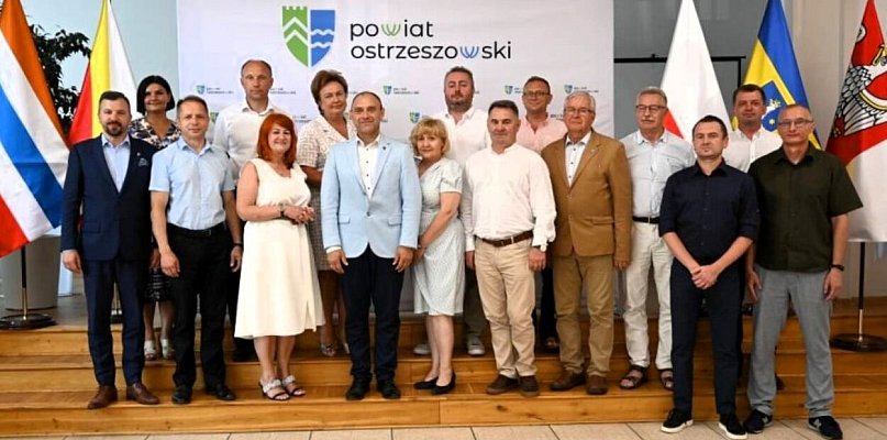 W Starostwie podpisali umowy na przebudowę i modernizację dróg powiatowych