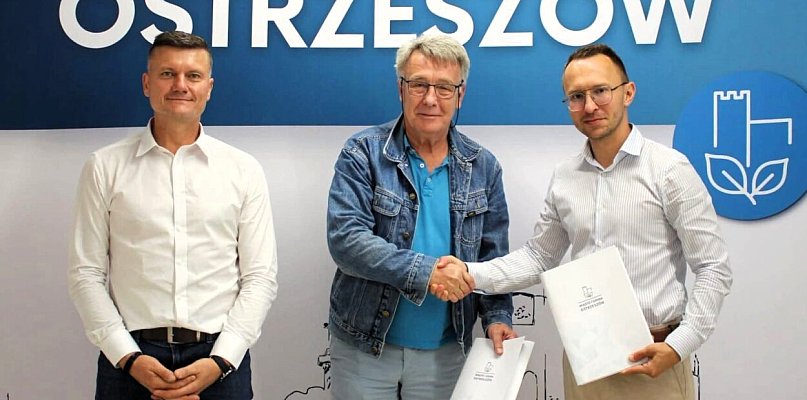 Umowy na budowę boisk wielofunkcyjnych w Rojowie i Szklarce Przyg. podpisane
