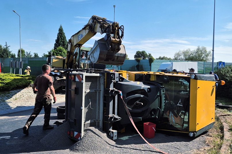 W Grabowie walec drogowy spadł z naczepy