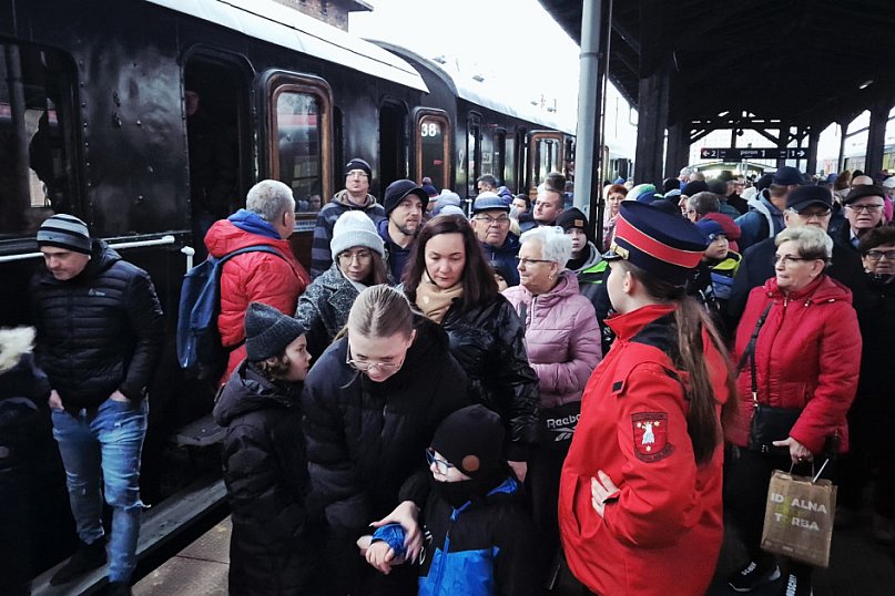 Historyczny pociąg wjechał na stację Ostrzeszów