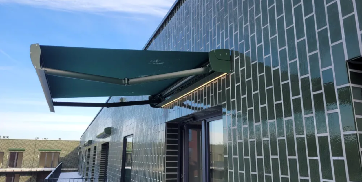 Markizy balkonowe – materiałowe zadaszenie chroniące przed słońcem