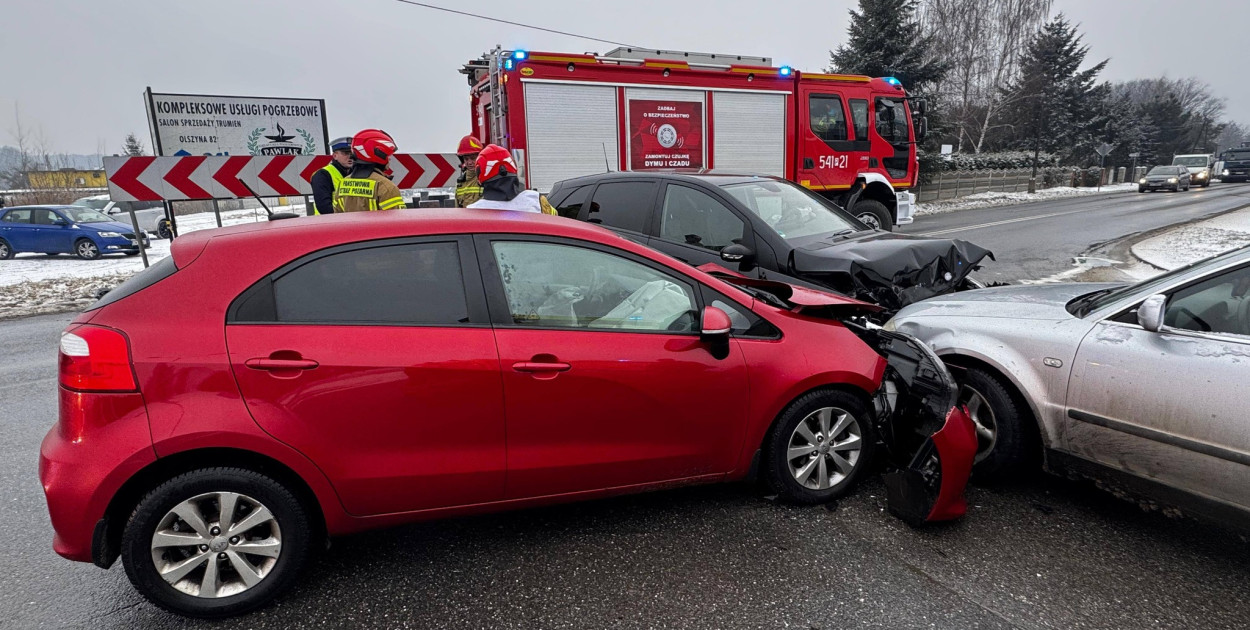W Rojowie zderzyły się 3 samochody. Sprawca miał blisko 2 promile alkoholu