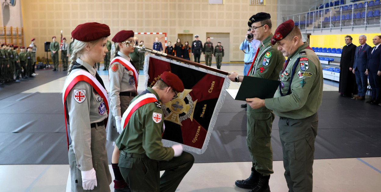 Nadanie sztandaru 1. Szczepowi ZHP Ziemi Mikstackiej