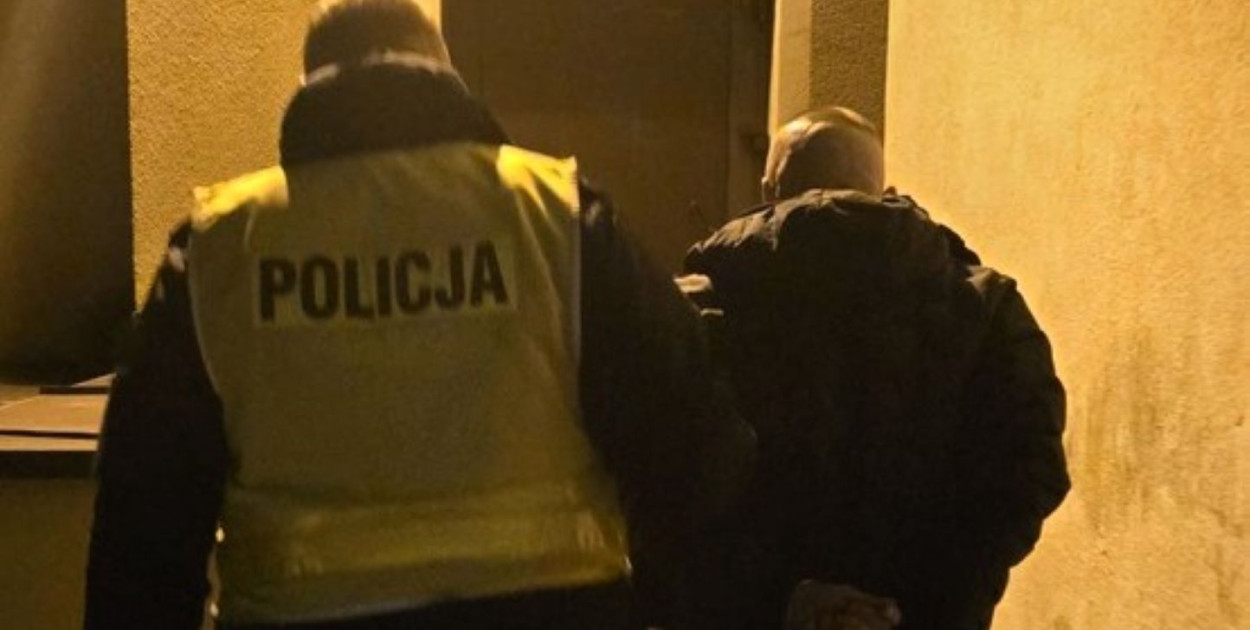 Włożył do kieszeni policjanta banknot. Został zatrzymany