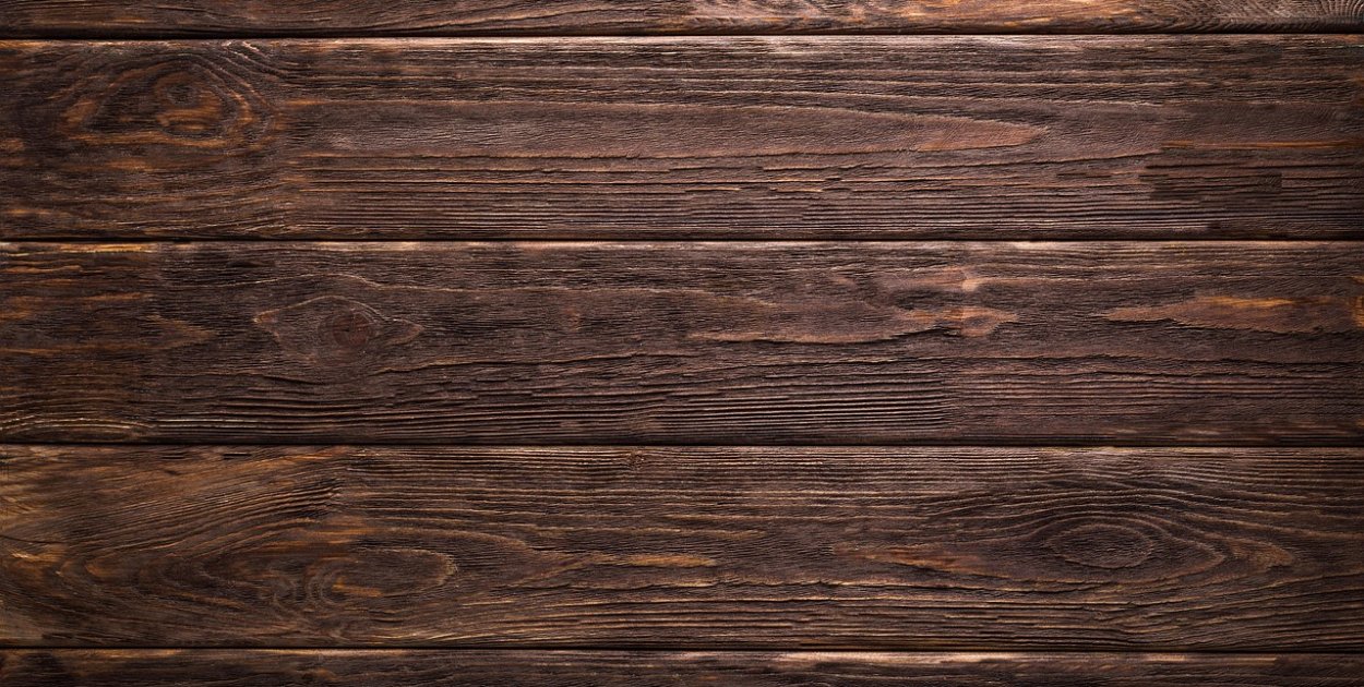 Naturalne stare drewno i deski na wymiar do spójnych aranżacji