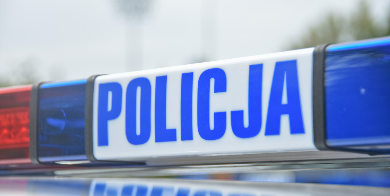 Uciekał przed policją, uderzył w drzewo, w aucie miał środki odurzające