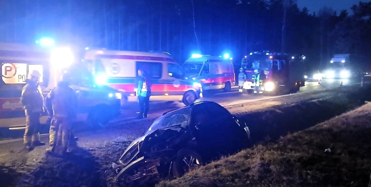 Wypadek na drodze wojewódzkiej nr 444. Trzy osoby trafiły do szpitali