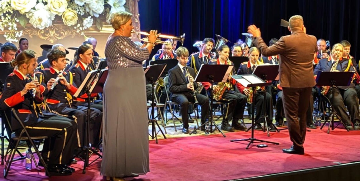 OSTRZESZÓW: Miejska Orkiestra Dęta zagrała dla wszystkich Pań