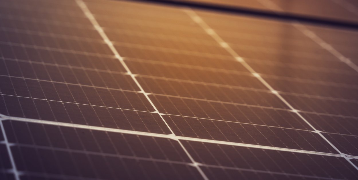 Konstrukcja i stelaż pod panele fotowoltaiczne na dach w jednym miejscu