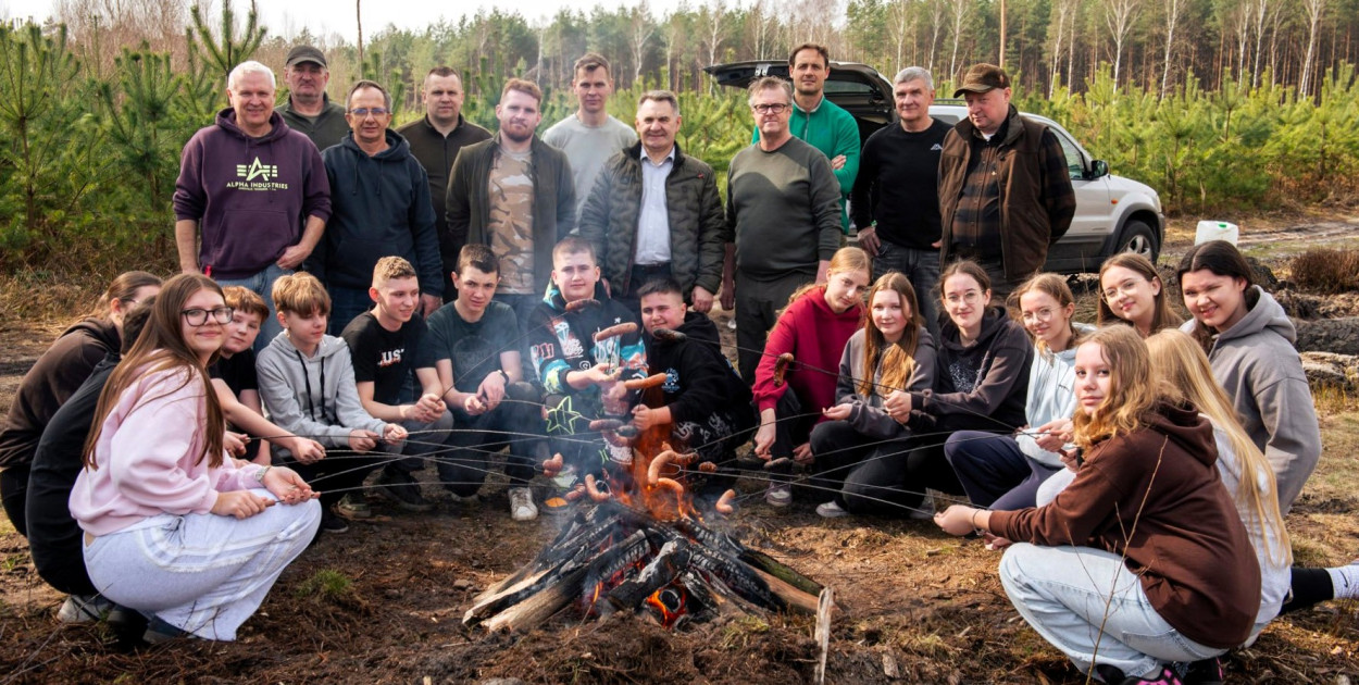 Uczniowie Szkoły Podstawowej w Czajkowie sadzili las